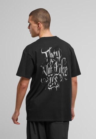 MT Upscale Футболка 'Not Like Us' в Черный: спереди