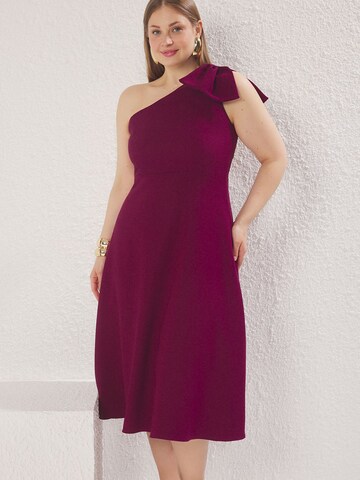 Trendyol Curve Coctailkjole i lilla: forside