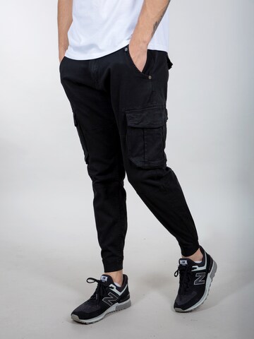 ALPHA INDUSTRIES Tapered Cargohose in Schwarz: Vorderseite