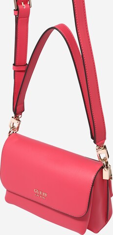 GUESS Schultertasche 'Mia' in Pink
