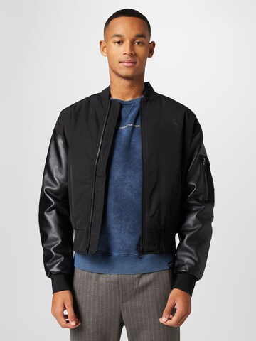 Calvin Klein Jeans - Chaqueta de entretiempo en negro: frente