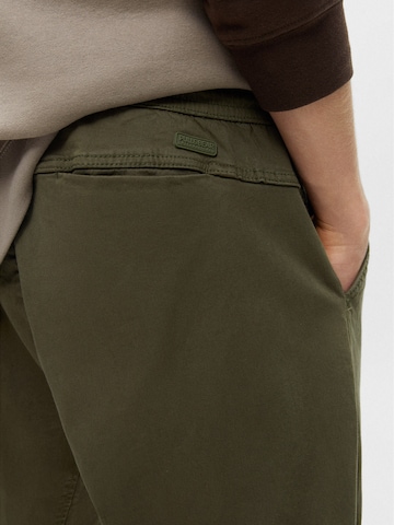 Pull&Bear Tapered Broek in Groen