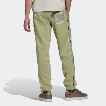 ADIDAS ORIGINALS Zwężany krój Spodnie 'Graphics Camo' w kolorze zielony