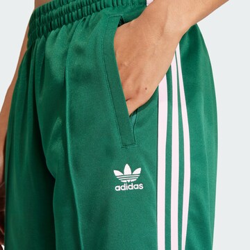 ADIDAS ORIGINALS Loosefit Housut värissä vihreä