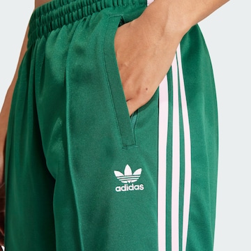 ADIDAS ORIGINALS Широка кройка Панталон в зелено