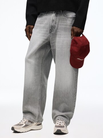 Baggy Jeans de la Bershka pe gri: față