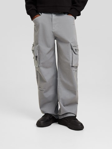 Loosefit Pantalon cargo Bershka en gris : devant