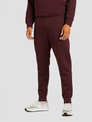 Tapered Pantaloni 'CLUB FLEECE' de la Nike Sportswear pe roșu: față
