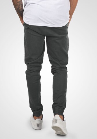 Regular Pantalon chino 'Henako' !Solid en gris
