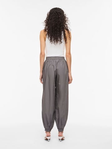 Tapered Pantaloni 'VIEmilie' di VILA in grigio