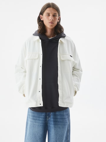 Veste mi-saison Pull&Bear en blanc : devant