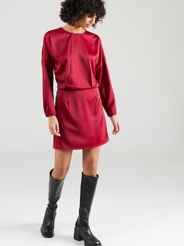 Compania Fantastica - Vestido en rojo: frente