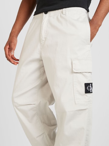 Calvin Klein JeansLoosefit Cargo hlače - siva boja