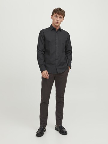 JACK & JONES Comfort Fit Skjorte 'Belfast' i svart