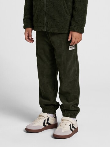 Hummel Loosefit Broek in Groen: voorkant