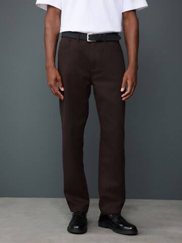 Next Обычный Брюки-чинос в Коричневый: спереди
