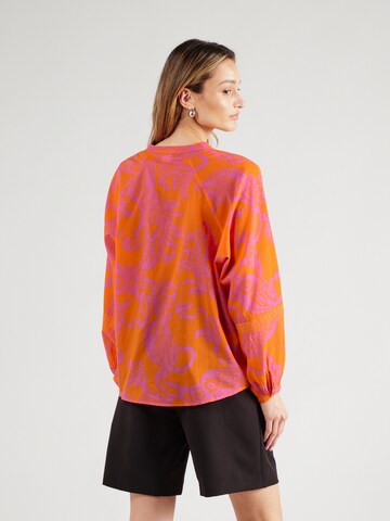 Emily Van Den Bergh - Blusa em laranja