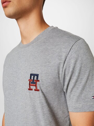 TOMMY HILFIGER Bluser & t-shirts i grå