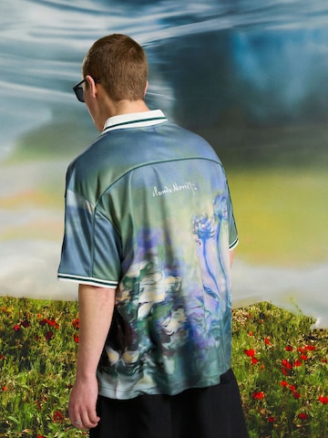 Bershka Тениска 'CLAUDE MONET LES AGAPANTHES' в зелено