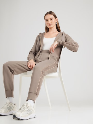 GUESS - Sudadera con cremallera en marrón