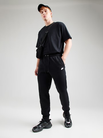 Effilé Pantalon 'CLUB' Nike Sportswear en noir