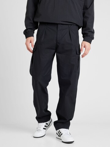 ADIDAS ORIGINALS Loosefit Cargobyxa 'Premium Essentials+' i svart: framsida