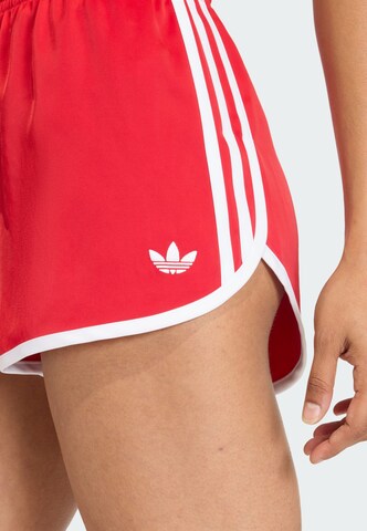 Loosefit Pantalon ADIDAS ORIGINALS en rouge