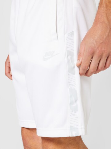 Nike Sportswear Voľný strih Nohavice 'REPEAT' - biela