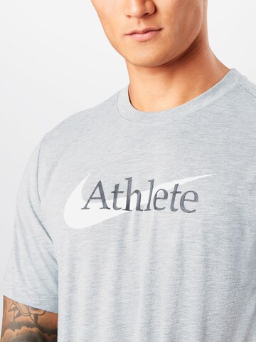 Coupe regular T-Shirt fonctionnel NIKE en gris