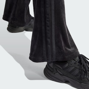 ADIDAS ORIGINALS - Acampanado Pantalón en negro