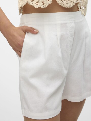 VERO MODA Regular Shorts 'JESMILO' in Weiß