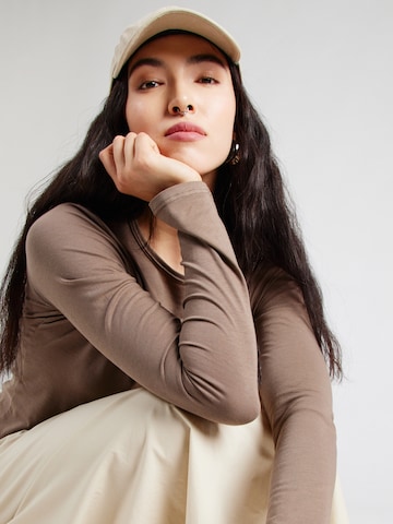 Maglietta 'Debbie' di WEEKDAY in marrone