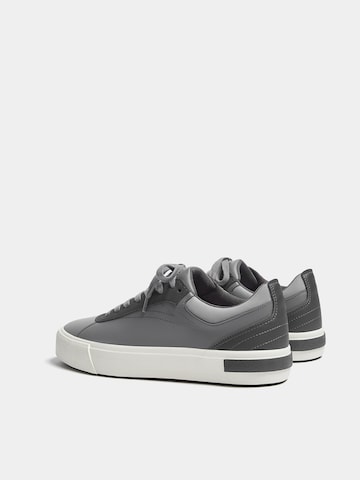 Sneaker bassa di Pull&Bear in grigio