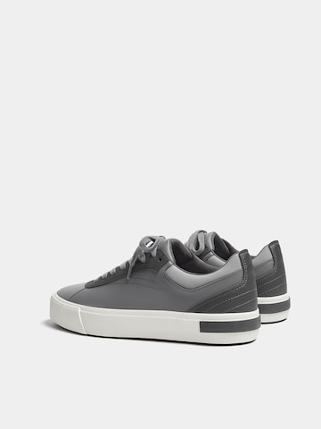 Pull&Bear Låg sneaker i grå