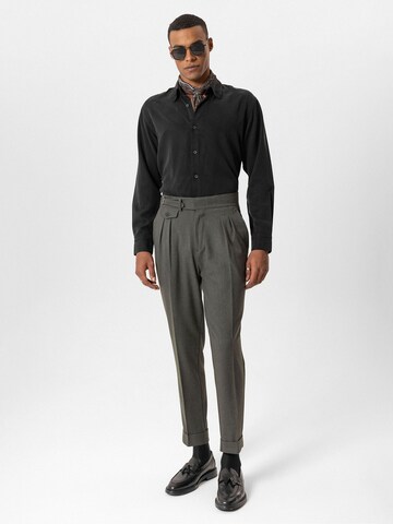 Tapered Pantaloni con pieghe di Antioch in grigio