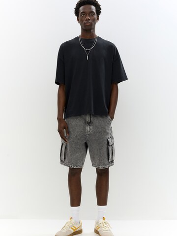 Pull&Bear Loosefit Cargojeans i grå