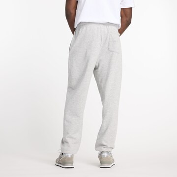 Effilé Pantalon new balance en gris