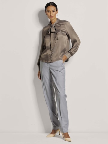 MADELEINE Blouse in Grijs: voorkant