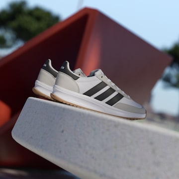 Sneaker 'Run 70s 2.0' de la ADIDAS SPORTSWEAR pe alb