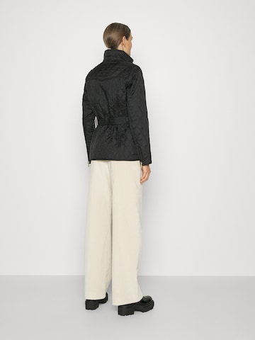 Barbour International Φθινοπωρινό και ανοιξιάτικο μπουφάν σε μαύρο