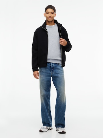 Pull-over 'ESS' Tommy Jeans en gris : devant