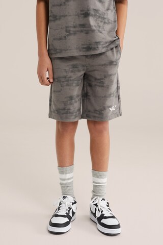 WE Fashion Regular Trousers in Grey: front