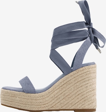 Sandales Bershka en bleu : devant