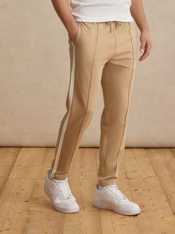 DAN FOX APPAREL Tapered Broek 'Sven' in Beige: voorkant