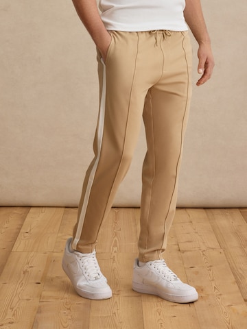 Tapered Pantaloni 'Sven' di DAN FOX APPAREL in beige: frontale