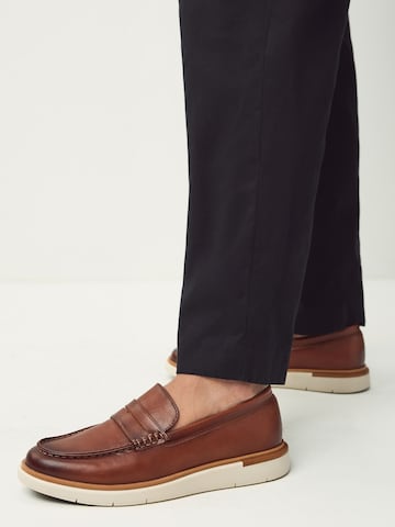 Chaussure basse Next en marron : devant