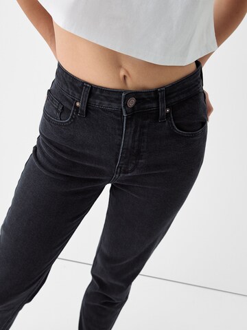 Bershka Tapered Jeans in Black