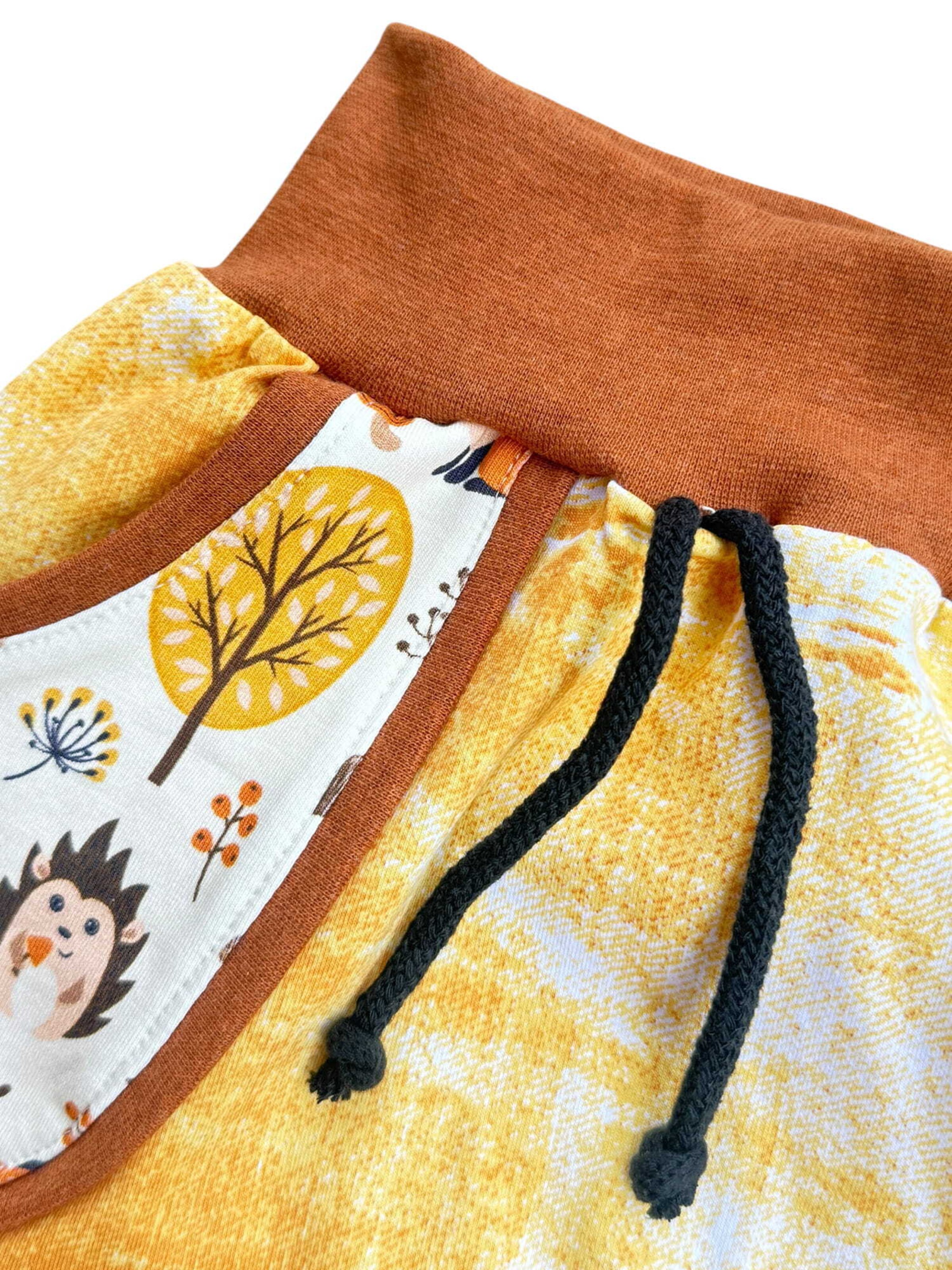 Land-Juwelen Tapered Trousers 'Waldtiere' in Yellow