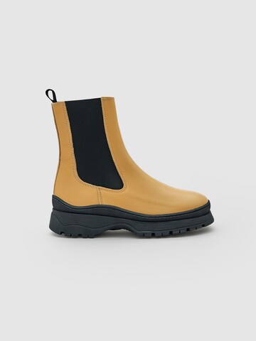 EDITED Chelsea boots 'Maiga' in Beige: voorkant
