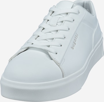 Baskets basses bugatti en blanc : devant